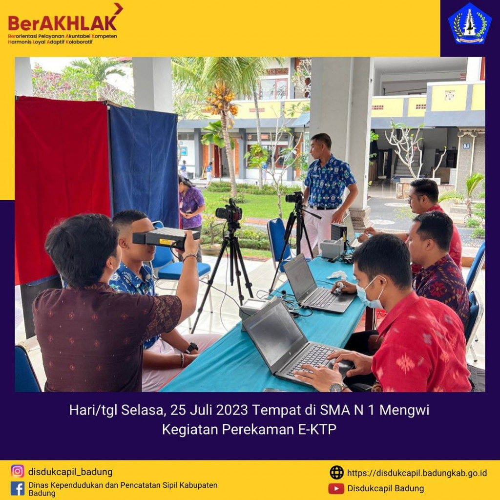 Tim Go Laying Adminduk Melaksanakan Jemput Bola Perekaman E-KTP di SMA N 1 Mengwi