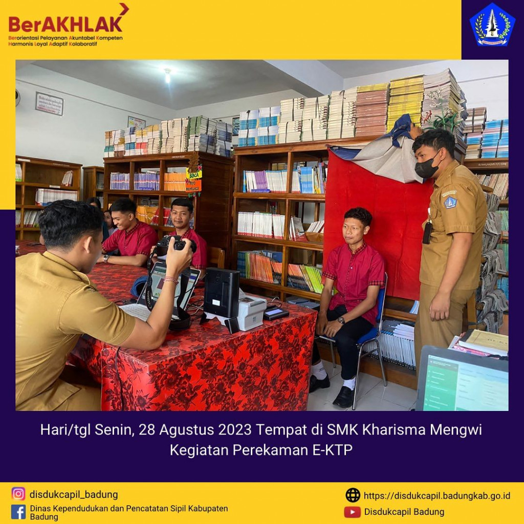 Tim Go Laying Adminduk Melaksanakan Jemput Bola Perekaman E-KTP di SMK Kharisma Mengwi