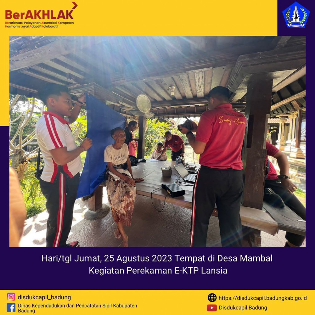 Tim Go Laying Adminduk Melaksanakan Jemput Bola Perekaman E-KTP Lansia di Desa Mambal
