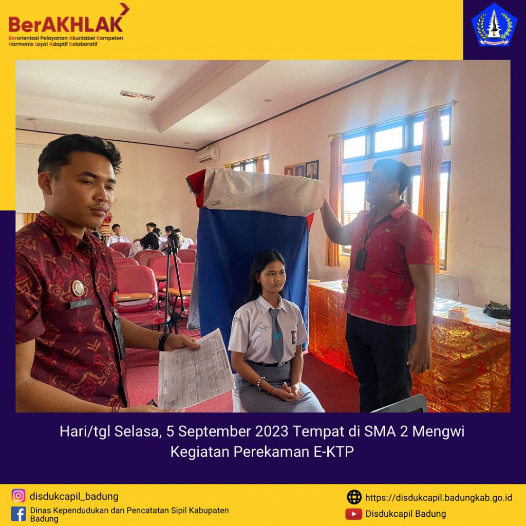 Tim Go Laying Adminduk Melaksanakan Jemput Bola Perekaman E-KTP di SMA 2 Mengwi