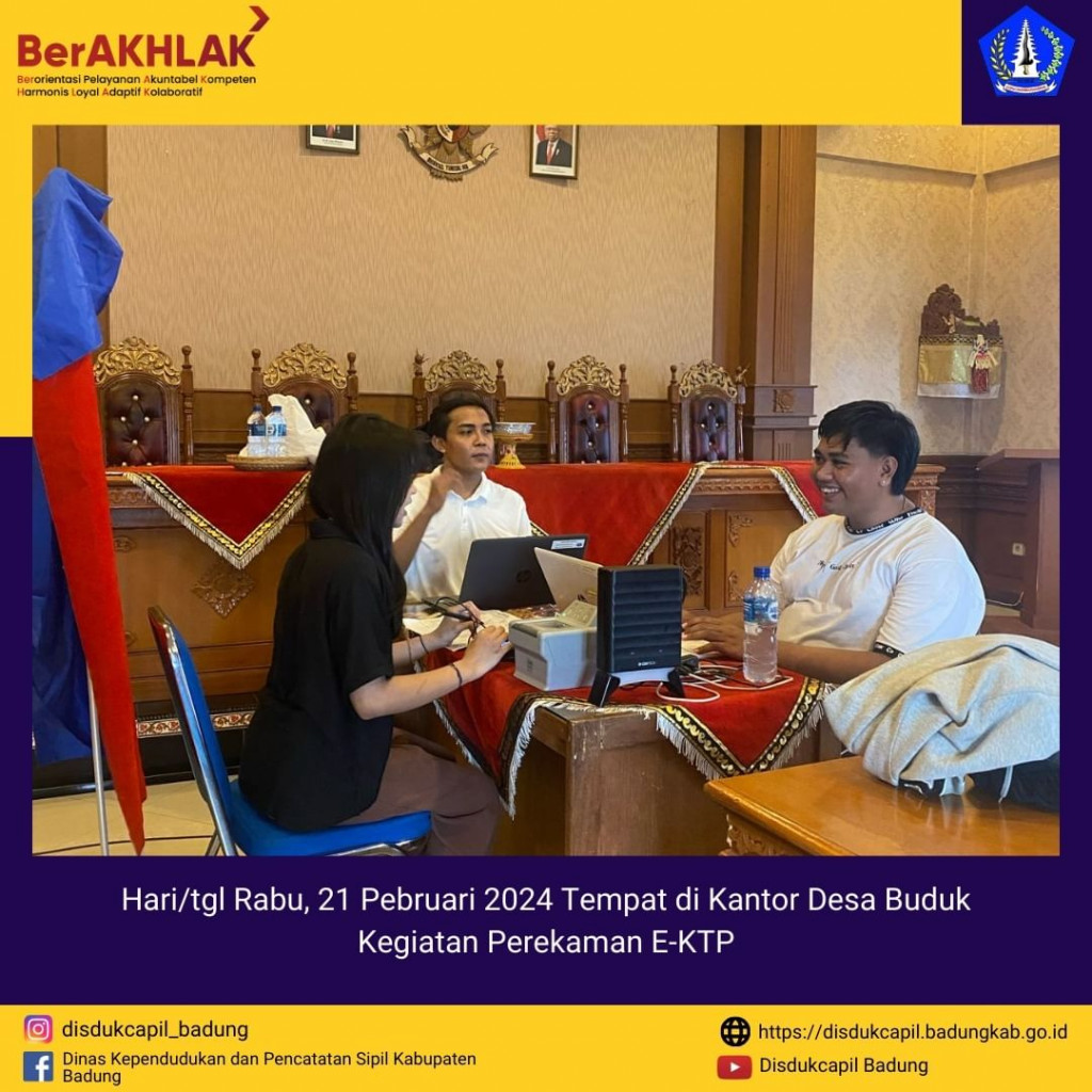 Tim Go Laying Adminduk Melaksanakan Jemput Bola Perekaman E-KTP di Kantor Desa Buduk