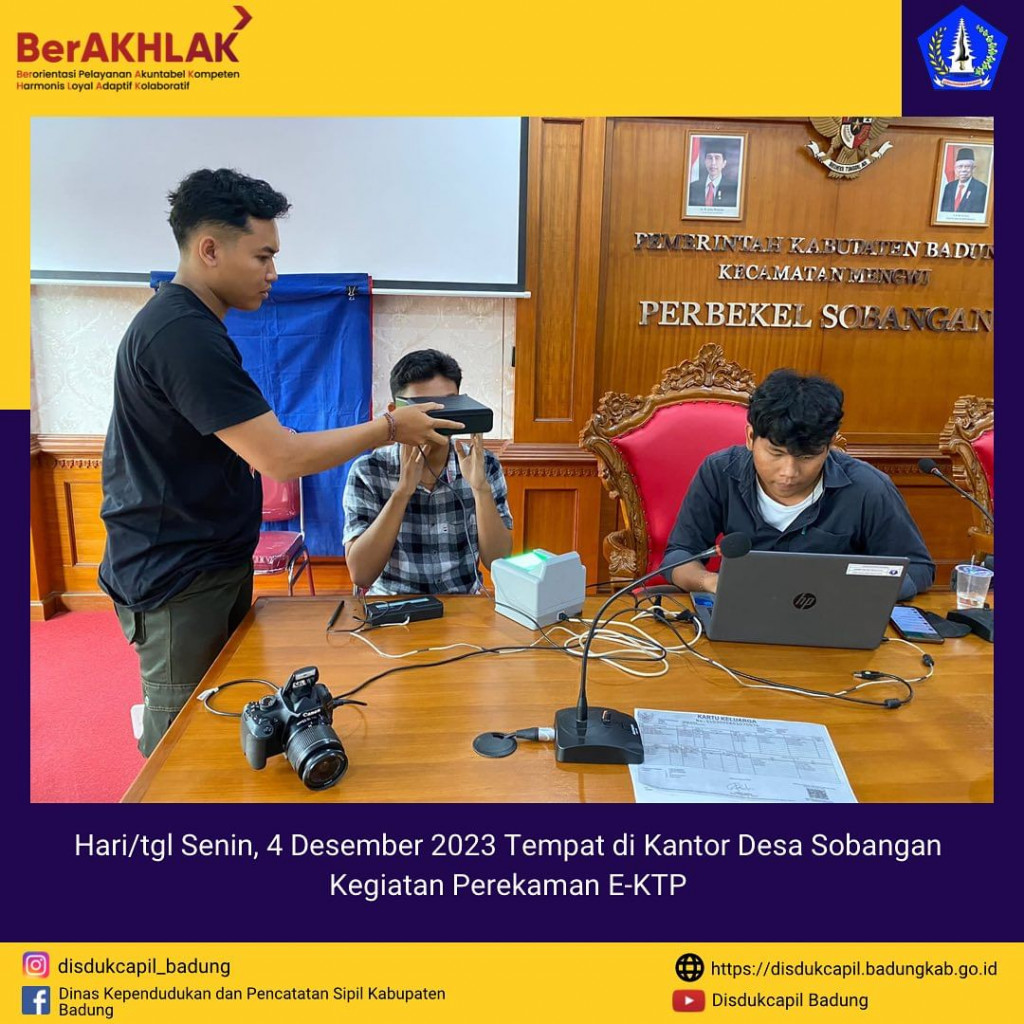Tim Go Laying Adminduk Melaksanakan Jemput Bola Perekaman E-KTP di Kantor Desa Sobangan
