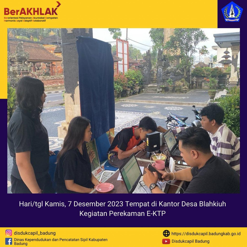 Tim Go Laying Adminduk Melaksanakan Jemput Bola Perekaman E-KTP di Kantor Desa Blahkiuh