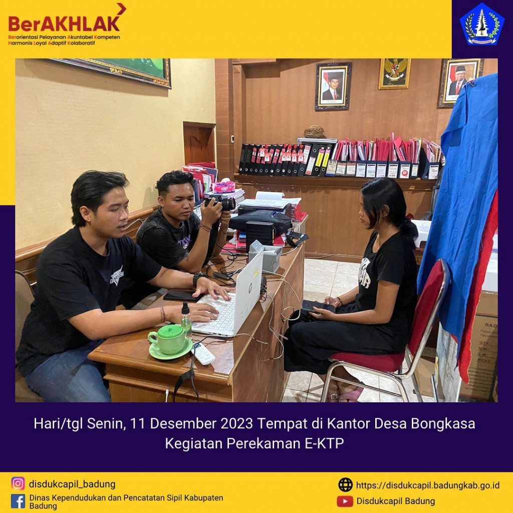 Tim Go Laying Adminduk Melaksanakan Jemput Bola Perekaman E-KTP di Kantor Desa Bongkasa