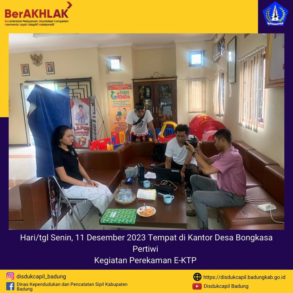 Tim Go Laying Adminduk Melaksanakan Jemput Bola Perekaman E-KTP di Kantor Desa Bongkasa Pertiwi