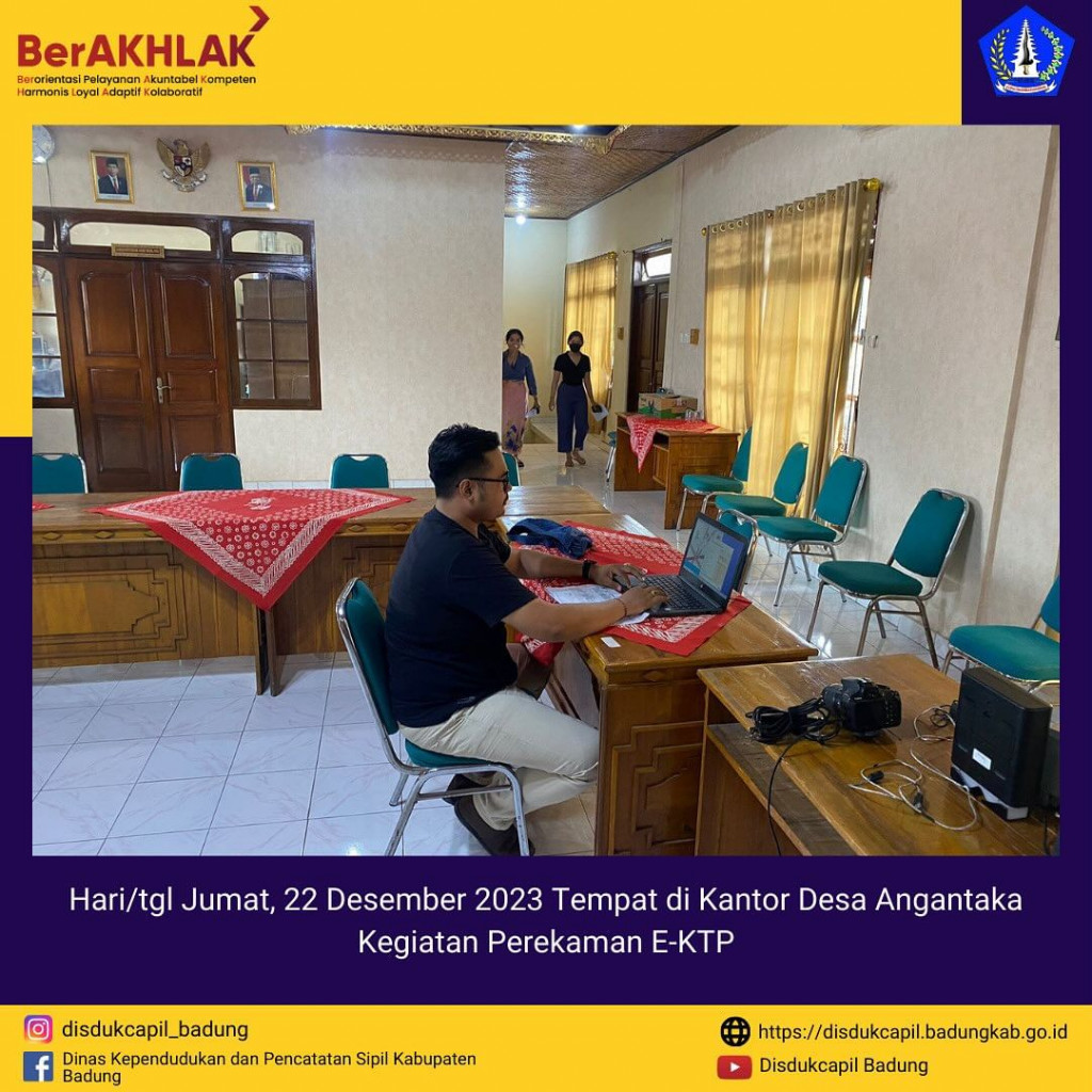 Tim Go Laying Adminduk Melaksanakan Jemput Bola Perekaman E-KTP di Kantor Desa Angantaka