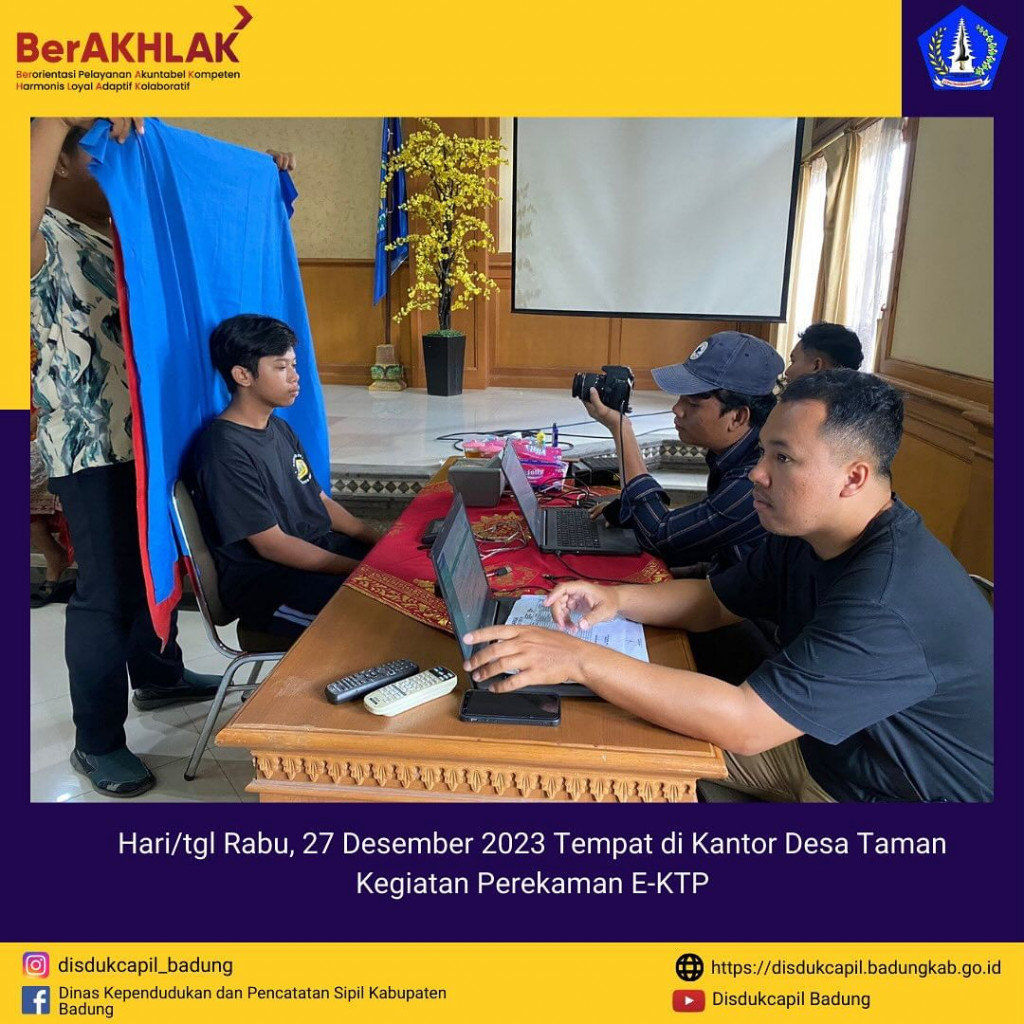 Tim Go Laying Adminduk Melaksanakan Jemput Bola Perekaman E-KTP di Kantor Desa Taman