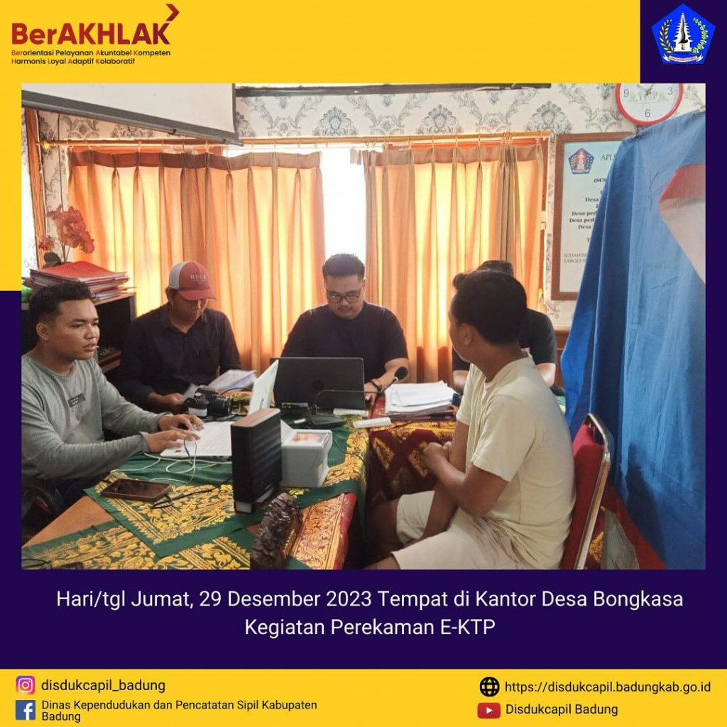 Tim Go Laying Adminduk Melaksanakan Jemput Bola Perekaman E-KTP di Kantor Desa Bongkasa