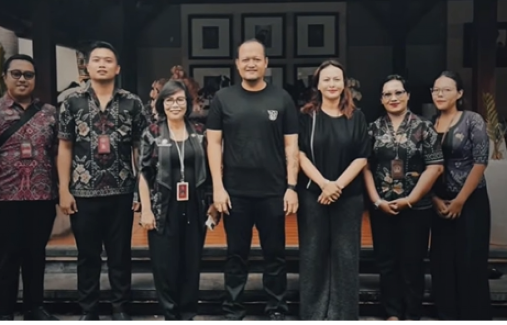 Pada hari Selasa, 6 Januari 2026, Plt Kepala Dinas Kependudukan dan Pencatatan Sipil Kabupaten Badung, Dr. Putu Suryawati SH MM, melakukan kunjungan ke kediaman rumah Wakil Bupati Badung, I Bagus Alit Sucipta.