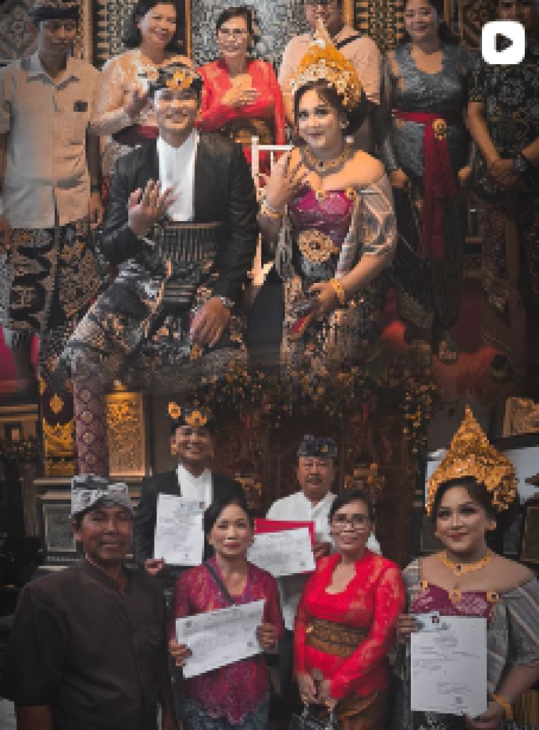 Pada hari Senin, 23 Maret 2026, Plt kpla Disdukcapil Badung menghadiri undangan pernikahan dan langsung memberikan akta perkawinan