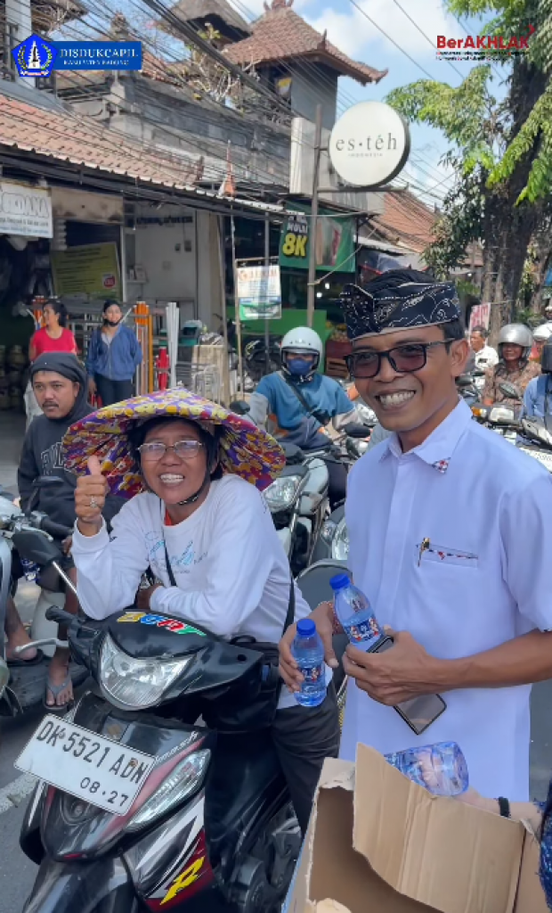 Pada hari Kamis, 15 Oktober 2026, Pembagian air dan makanan gratis bagi warga yang mengantri bahan bakar minyak di SPBU Kapal.