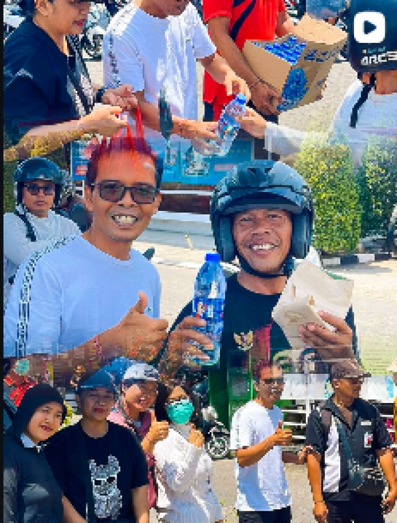 Pada Hari Jumat, 17 Oktober 2026, Kepala Dinas Disdukcapil Bersama Sekdis dan Staff Pembagian Air dan Nasi di SPBU Kapal