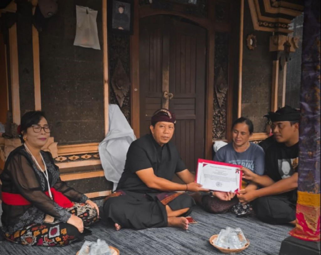 Pada hari Kamis, 8 Januari 2026, Plt Kepala Dinas Kependudukan dan Pencatatan Sipil Kabupaten Badung, Dr. Putu Suryawati, SH, MM, melakukan kunjungan kediaman keluarga Almarhum I Nyoman Wenten di Desa Gulingan, Kecamatan Mengwi, Kabupaten Badung