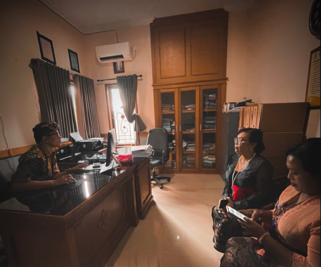 Pada hari Kamis, 8 Januari 2025, Plt Kepala Dinas Kependudukan dan Pencatatan Sipil Kabupaten Badung, Dr. Putu Suryawati, SH, MM, melakukan kunjungan ke Kantor Perbekel Desa Sangeh monitoring dan evaluasi pemberian penghargaan kepada korban bencana