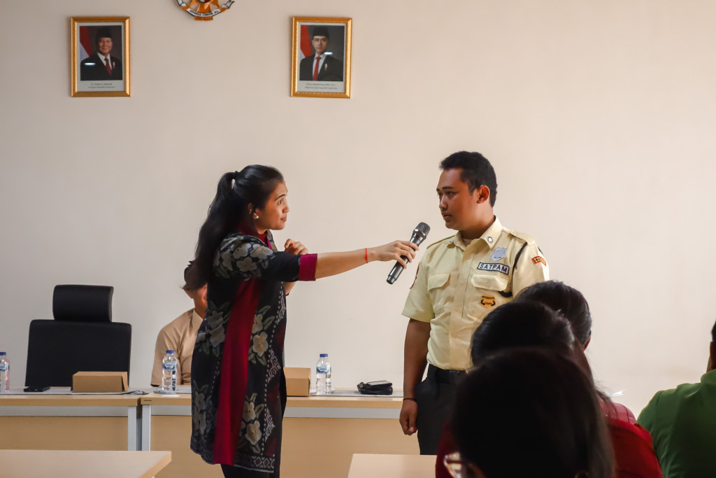 Psikolog PUSPAGA Sekar Jepun Kabupaten Badung Menjadi Narasumber In House Training Pelayanan Prima di RSUD Giri Asih
