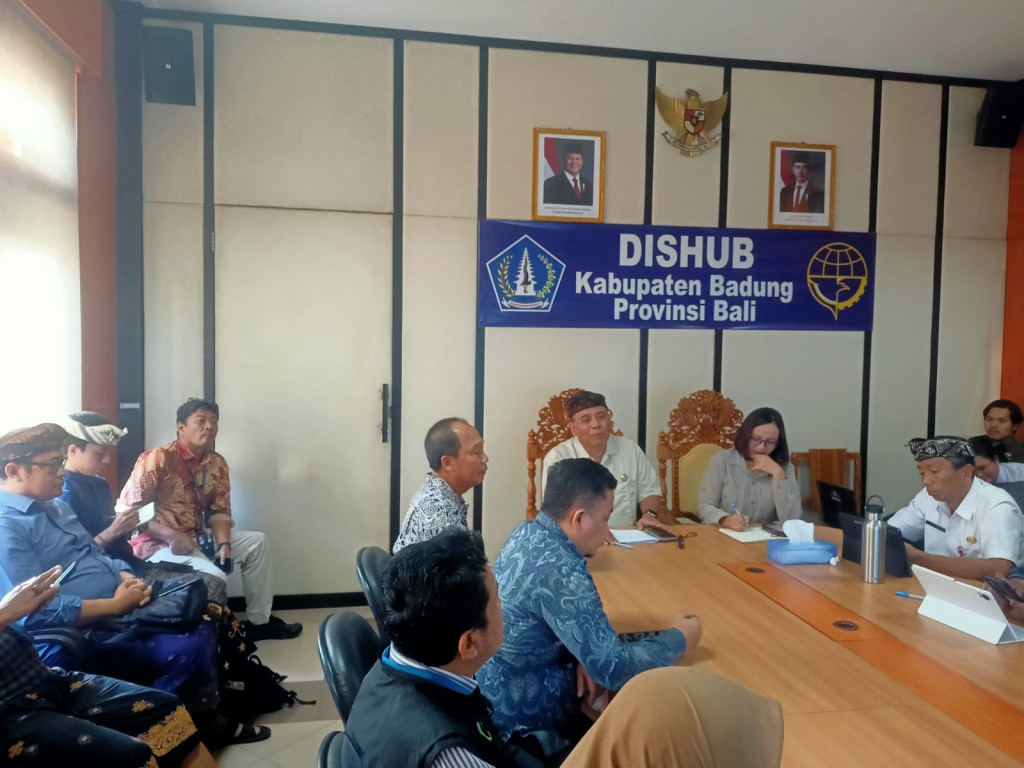 RAPAT KOORDINASI TEKNIS KEMENTERIAN KOORDINATOR BIDANG INSFRATRUKTUR DAN PEMBANGUNAN KEWILAYAHAN RI TERKAIT PENGEMBANGAN WATER TAXI DENGAN KEPALA DINAS PERHUBUNGAN KABUPATEN BADUNG