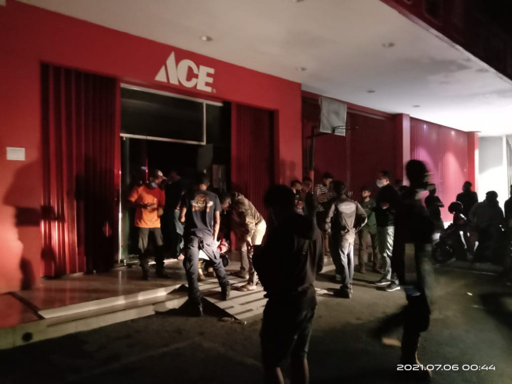 Kebakaran bangunan kedai Chatime dan toko Ace Hardware