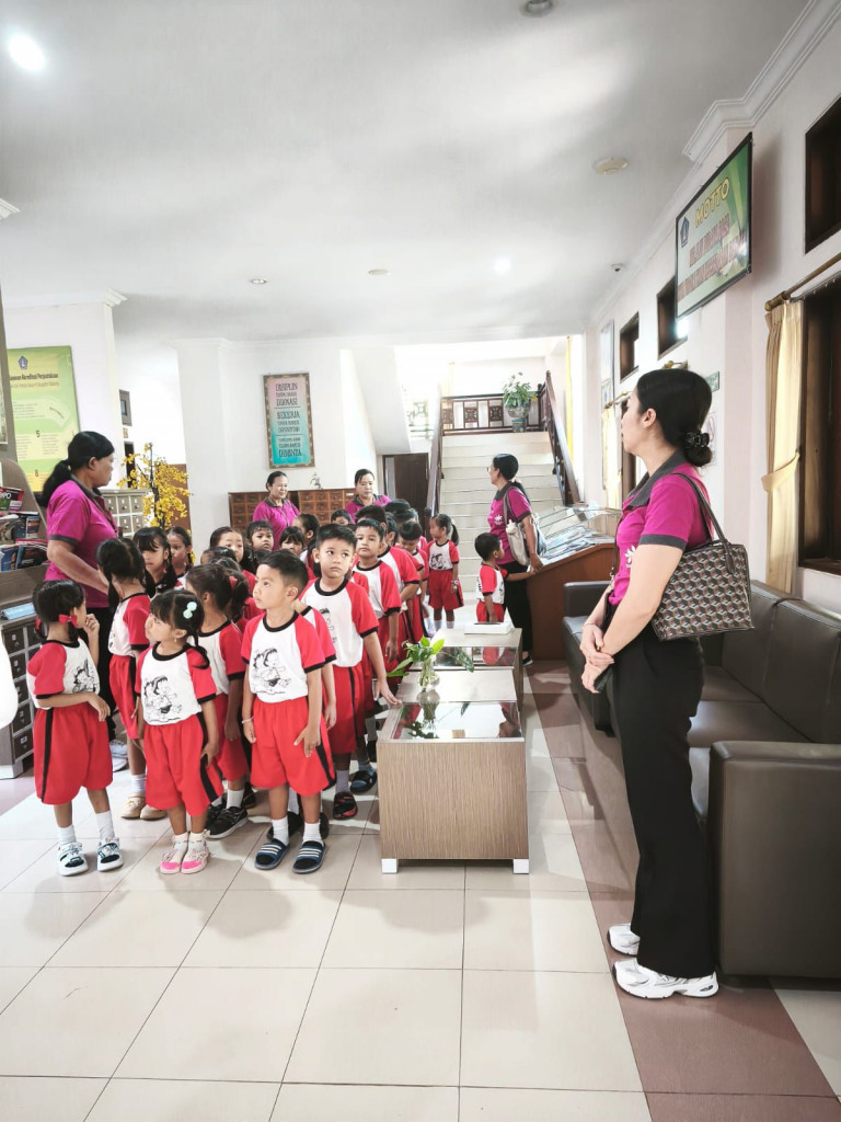 Ceria dan Penuh Semangat, Siswa TK Nari Budi Suari Kenalkan Dunia Literasi di Perpustakaan Sastra Mangutama