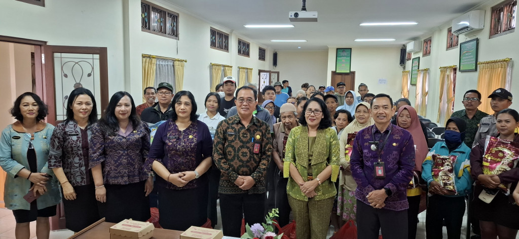 Penyerahan Bantuan Sembako Bagi Warga Terdampak Banjir Di Kelurahan Sading