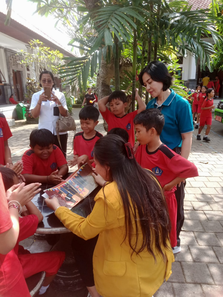 Pelaksanaan Perpustakaan keliling di  SDN 4 Darmasaba