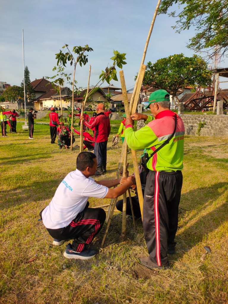 Kegiatan Penanaman Pohon dan Bersih-bersih di Sepadan Sungai