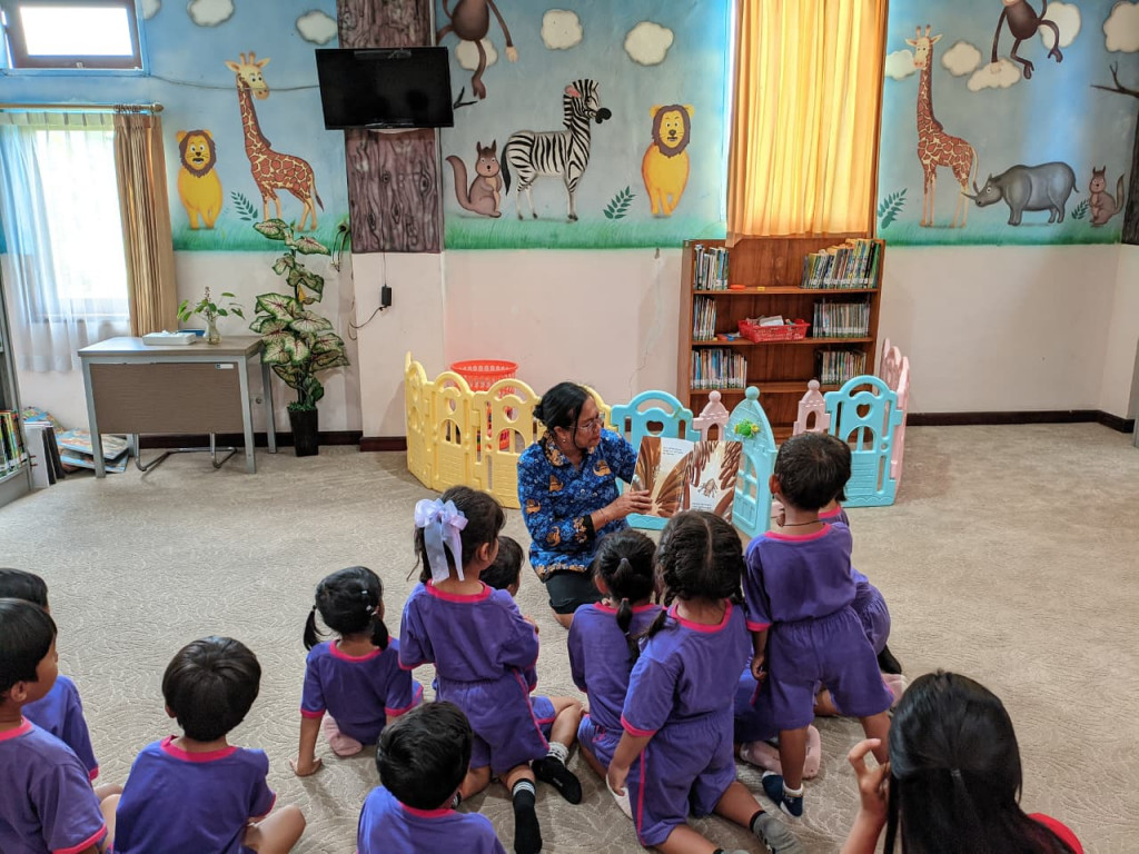 Menanamkan Cinta Literasi Sejak Dini, TK Kumara Dharma Kerti II Sangeh Kunjungi Perpustakaan Sastra Mangutama