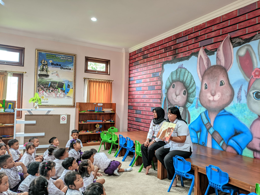 Tumbuhkan Minat Baca Sejak Dini, Siswa TK Widya Kumara Tangeb Sambangi Perpustakaan Sastra Mangutama