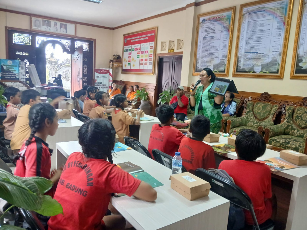 Sosialisasi Membaca  Nyaring di Perpusdes Lentera Penarungan