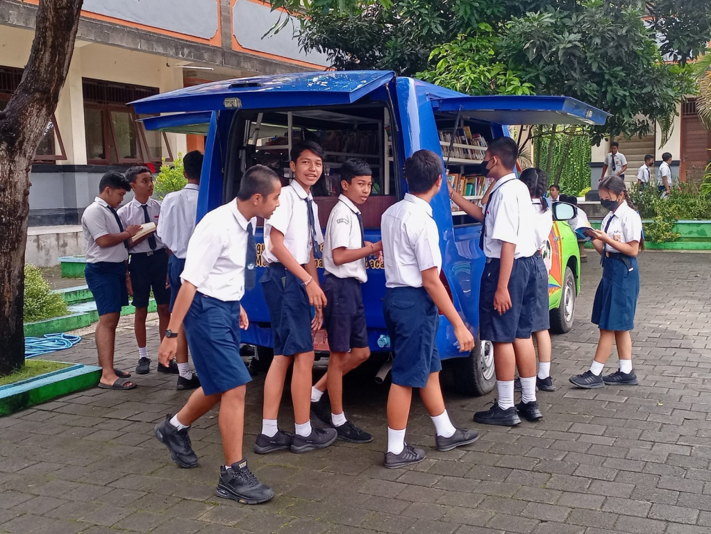 Kegiatan Perpustakaan keliling yang dilaksanakan di SMPN 2 Kuta.