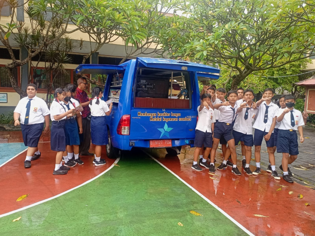 Perpustakaan keliling di SMPN 3 Kuta Selatan
