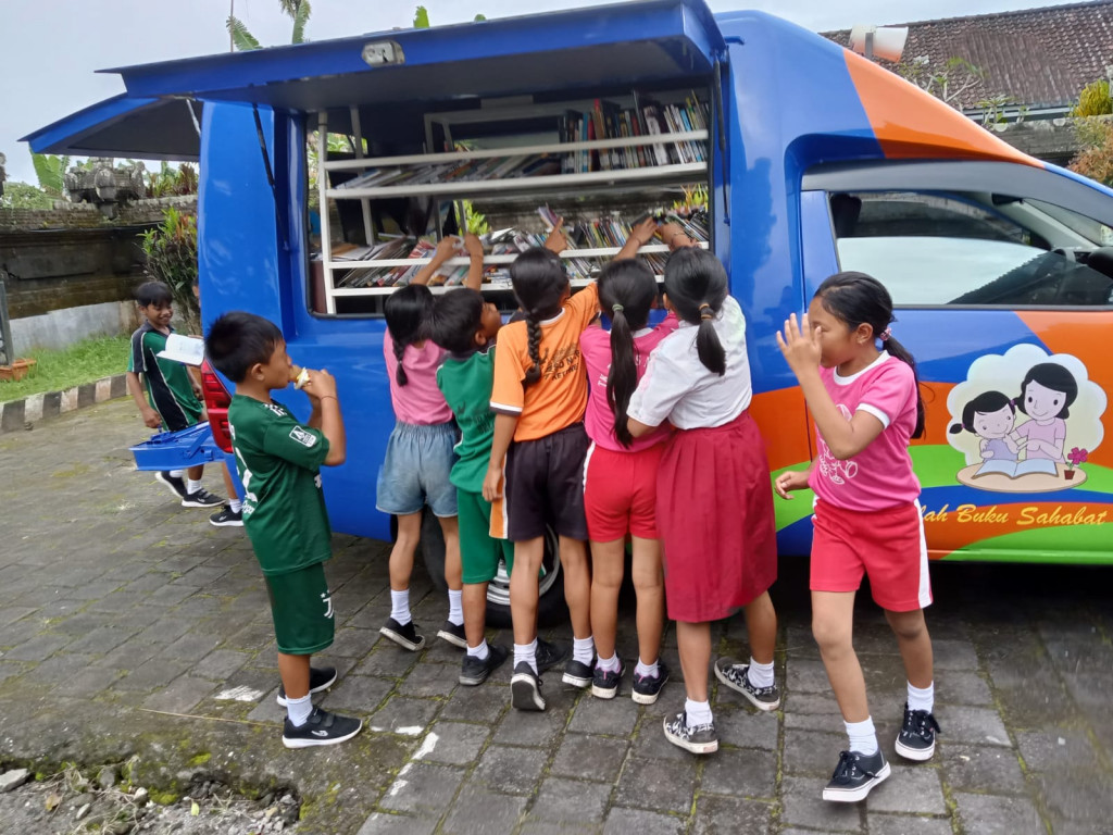 Tingkatkan Literasi Pelajar Dengan Perpustakaan Keliling