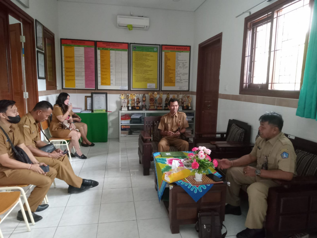 Pembinaan Perpustakaan di SD 3 Legian