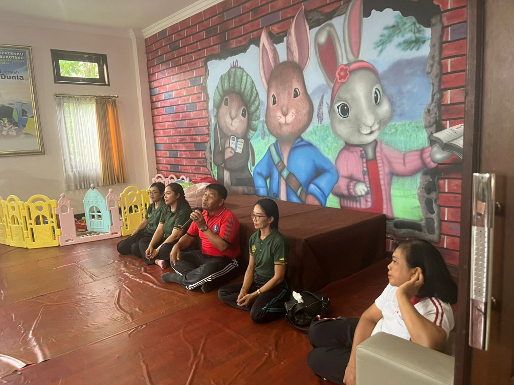 Kunjungan SD No. 2 Mengwitani ke Gedung Layanan Sastra Mangutama