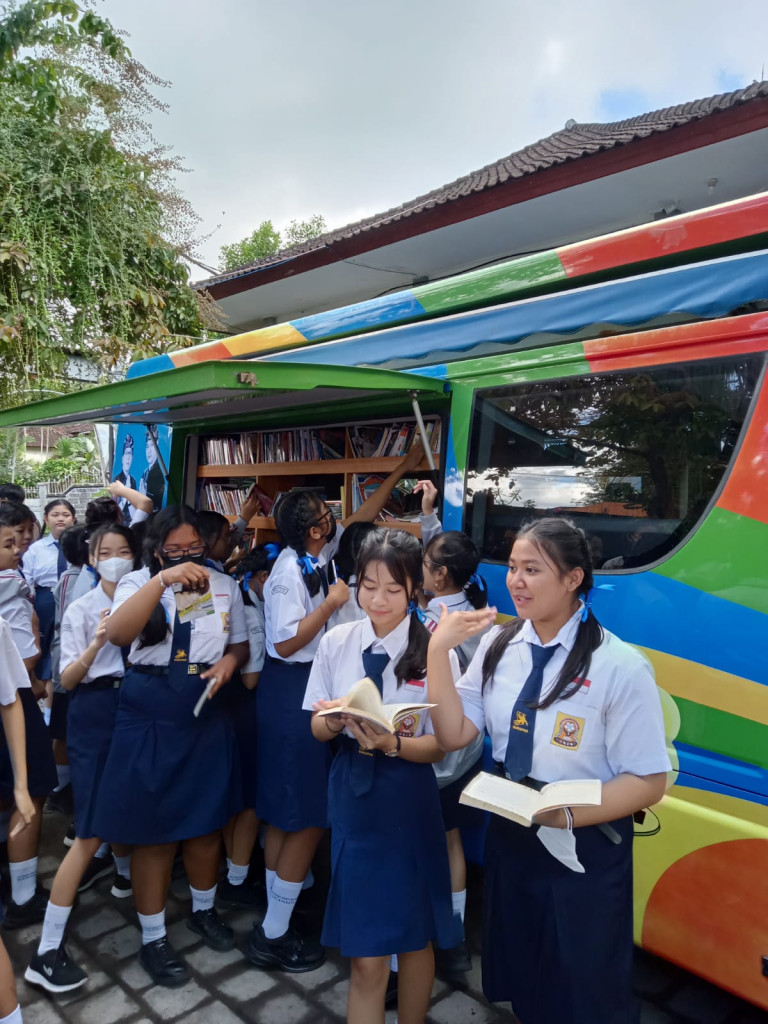Tingkatkan Literasi Pelajar Dengan Perpustakaan Keliling