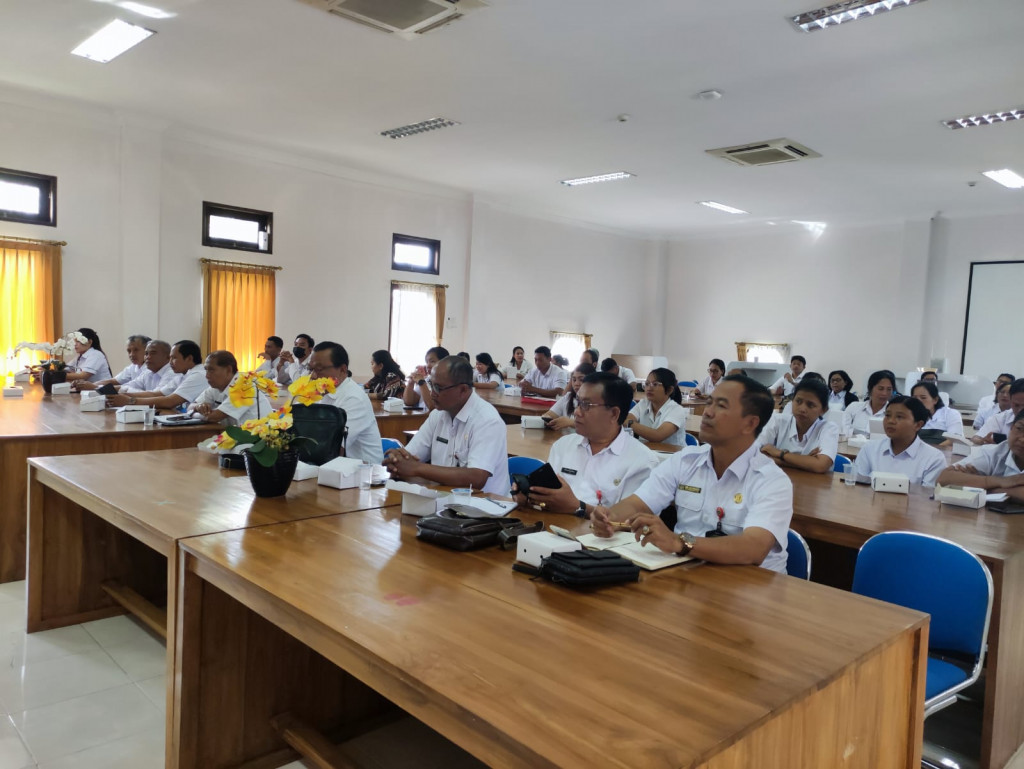 Penyerahan Bantuan Buku Digital (e-book).