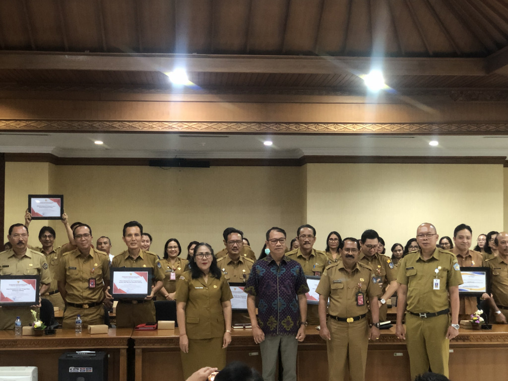 Diskerpus Kabupaten Badung Memberikan Penghargaan Hasil Pengawasan  Kearsipan Internal dan Penyusutan Arsip Daerah Tahun 2024