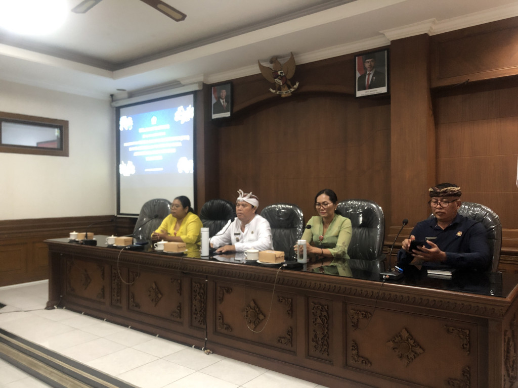 Bimbingan dan Sosialisasi E-Surat dan TTE di Kantor Desa Dauh Yeh Cani