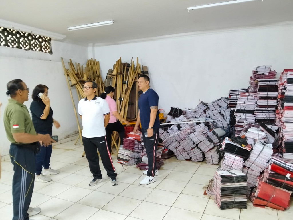 Pengecekan Arsip yang Terkena Banjir di Dinas Kebudayaan Kabupaten Badung
