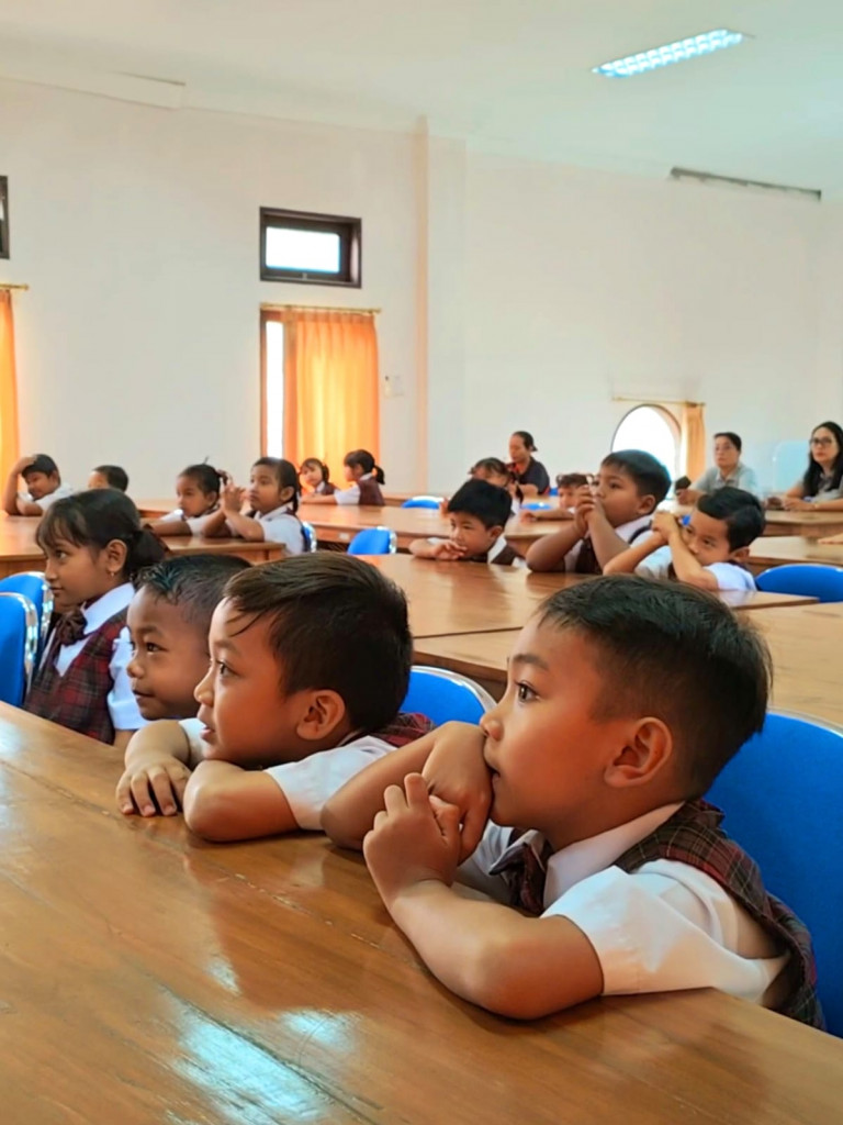 Kembangkan Minat Baca Sejak Dini, TK Widya Kumara Kunjungi Perpustakaan Sastra Mangutama Kabupaten Badung