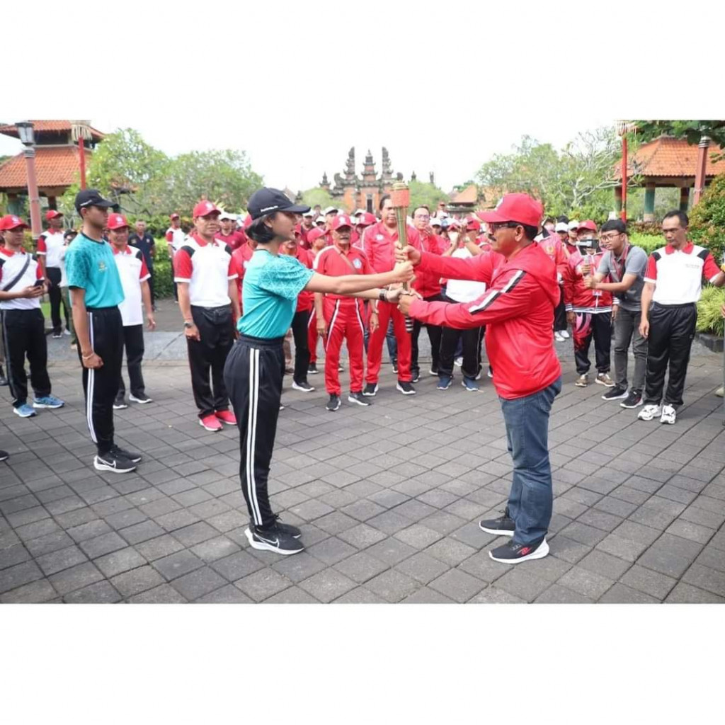 SERAH TERIMA API OBOR PORPROV BALI KE-XV DI BADUNG