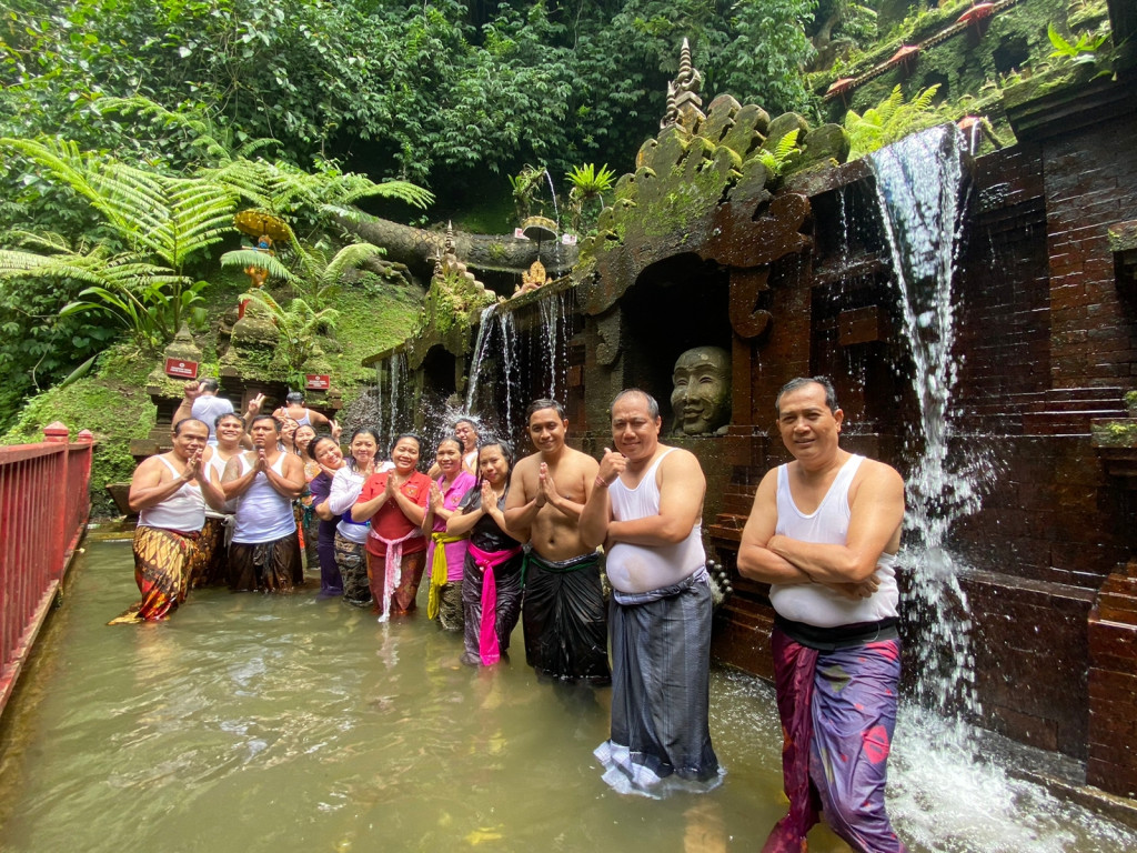 MELUKAT RING PURA TAMAN PECAMPUHAN SALA