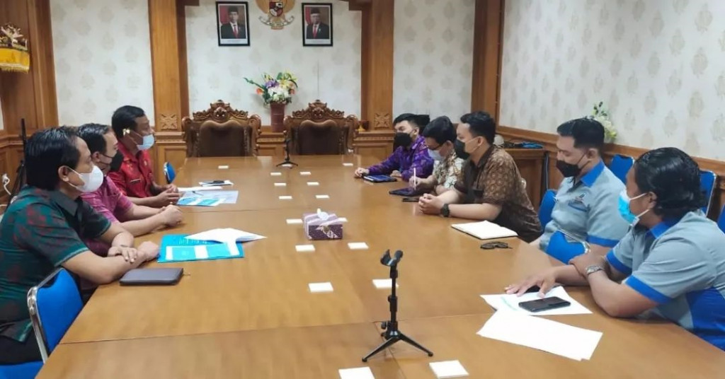 Dinas Komunikasi dan Informatika Kabupaten Badung menerima Kunjungan dari SMK TI Global dan Tim dari Institut Teknologi dan Bisnis STIKOM BALI,membahas terkait terbukanya kunjungan atau studi banding untuk masyarakat atau dari kalangan perguruan tinggi