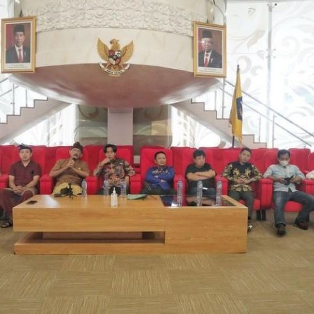 Studi Komparasi Pimpinam dan Anggota Komisi I DPRD Kabupaten Enrekang terkait Penyusunan Arsitektur Sistem Pemerintahan Bernasis Elektronik SPBE di Kabupaten Badung