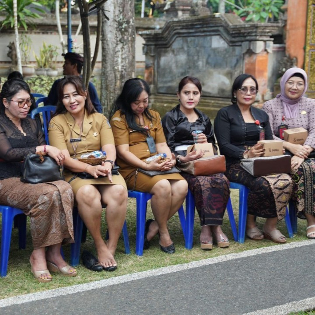 Melayat Ke Rumah Duka BPK Sekdis Kominfo A.A Gede Agung Arimayun