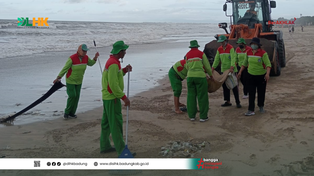 DLHK Badung Laksanakan Pembersihan Pantai Sampah Kiriman di Sepanjang Pantai SAMIGITA