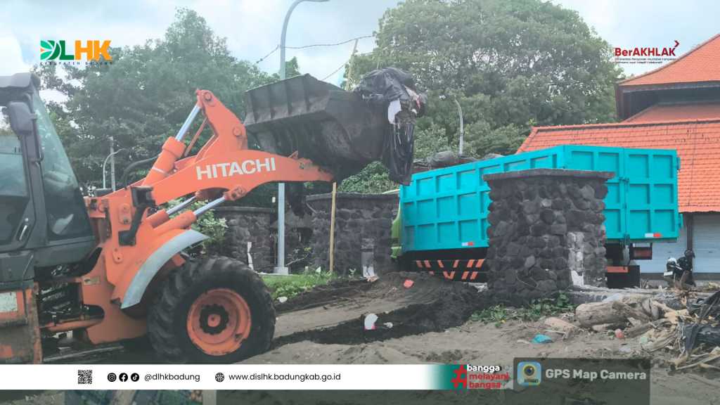 DLHK Badung Tindaklanjuti Pengaduan Kanal Kontak Bupati, Bersihkan Sampah Menumpuk di STO Pantai Berawa, Kuta Utara