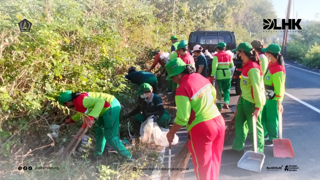DLHK Badung Laksanakan Pembersihan Sampah di Sepanjang Jalan Utara SD No. 3 Menesa, Kampial, Kuta Selatan