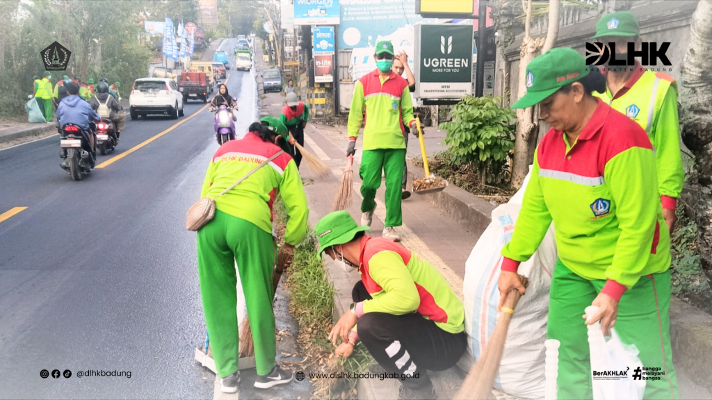 DLHK Badung Laksanakan Kerja Bakti di Sepanjang Jalan Uluwatu dari GWK hingga Tapal Batas  Desa Pecatu,kuta selatan