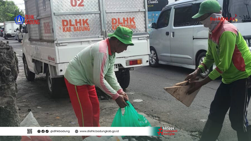 DLHK Badung Lakukan Penyisiran dan Pembersihan Spot Sampah di Ruas Jalan Utama Kecamatan Kuta