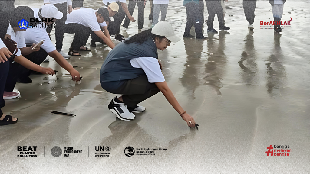 DLHK Badung Menghadiri Kegiatan Beach Cleaning dan Konservasi Pelepasan Tukik di Pantai Kelan Tuban, Badung
